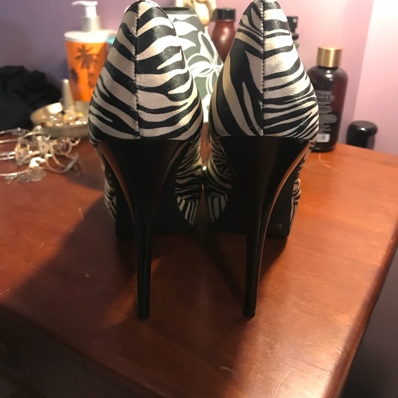🔥🔥 Zebra Heels🔥🔥 - Picture 5 of 5